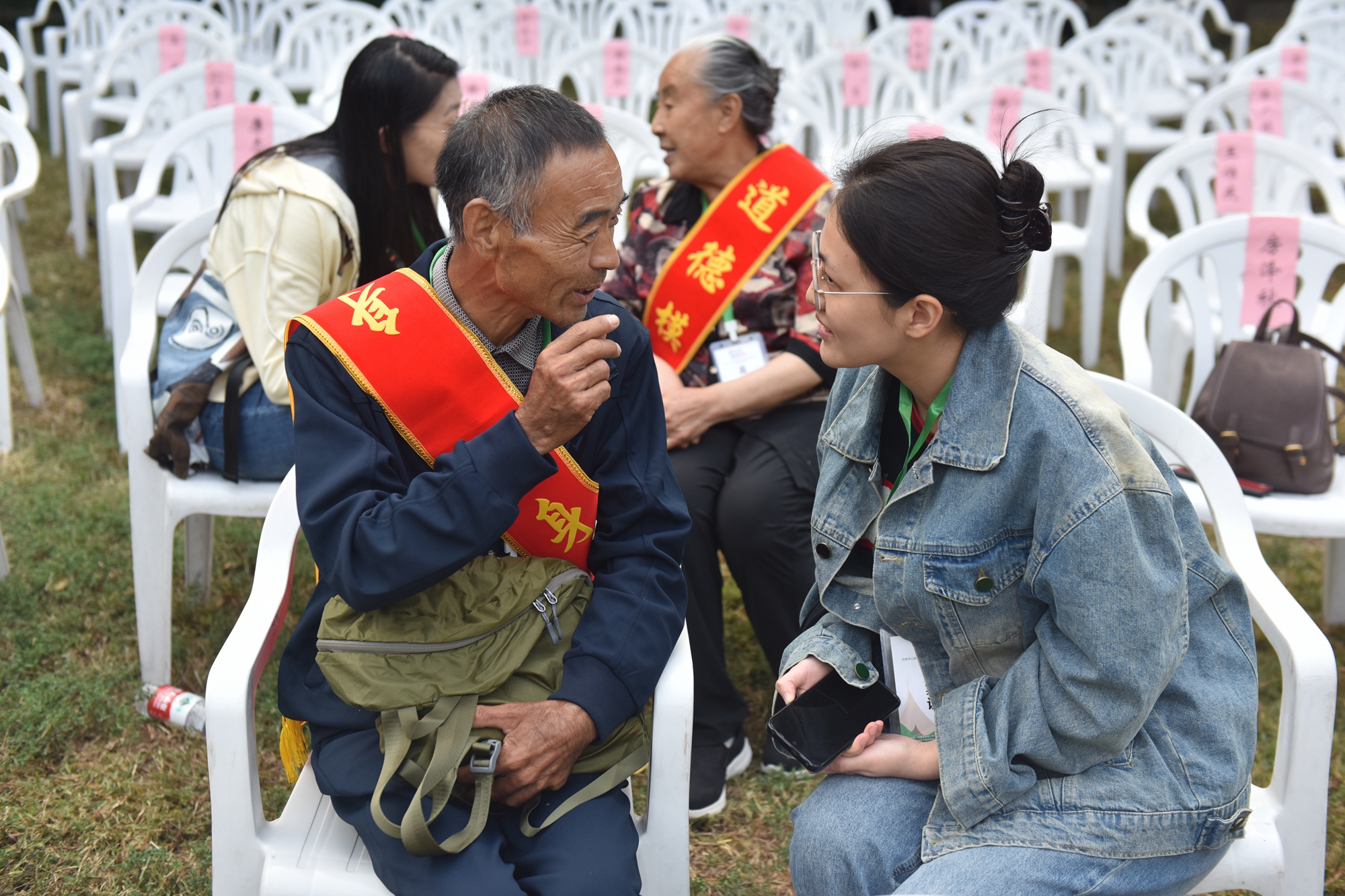 为进一步尊崇礼遇“济南好人”优秀群体，活动还组织济南“追光”文明实践服务队知名摄影记者，为“身边好人”及家属、同事拍摄了纪念照片。